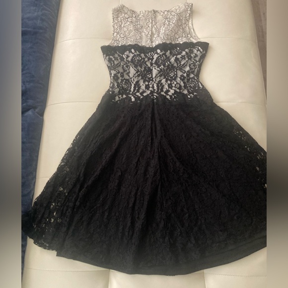 London Times black/white lace dress, size 2 - Picture 2 of 6